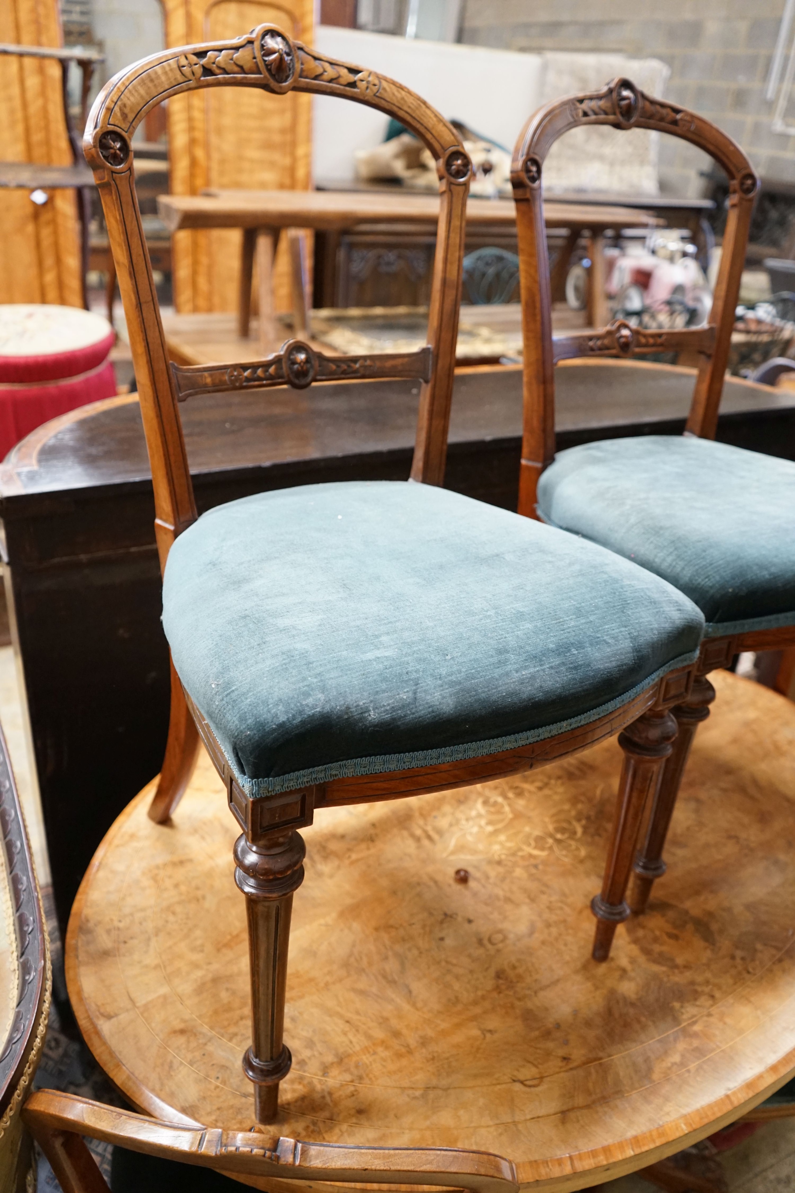 A Victorian burr walnut oval topped loo table, width 120cm, depth 85cm, height 70cm together with four Victorian walnut dining chairs (5)